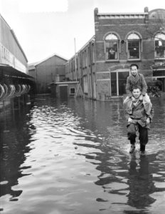 Hoog water Slikkerveer. Scheepswerf van De Groot & van Vliet, Bestanddeelnr 906-9150
