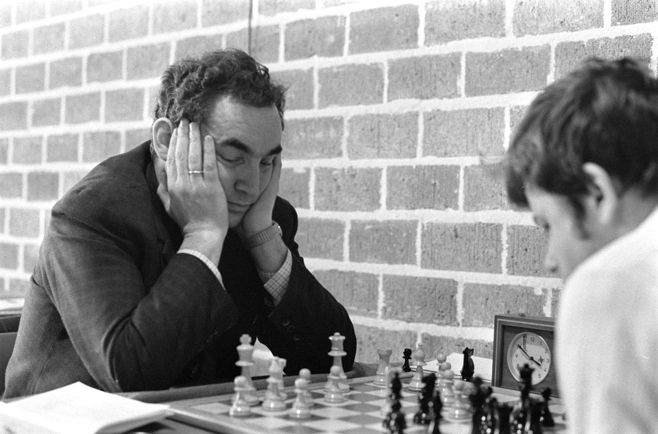 Hoogoven Schaaktoernooi Beverwijk. Mark Taimanov (SU) denkend achter bord, Bestanddeelnr 923-2050