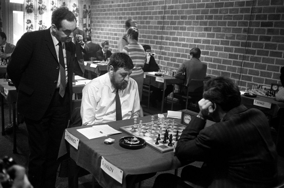 Hoogoven Schaaktoernooi te Beverwijk. Tainanov (USSR) kijkt naar partij van Donn, Bestanddeelnr 923-1731