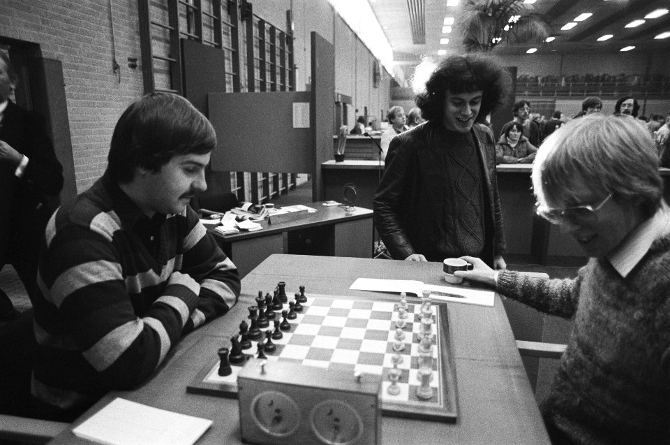 Hoogeveens Schaaktoernooi in Wijk aan Zee , zesde ronde. 2.3 Van der Wiel tegen , Bestanddeelnr 931-9265