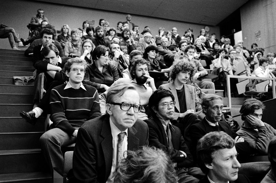 Hoogleraar cardiologie professor Dürer temidden van de protesterenden in de coll, Bestanddeelnr 932-4516