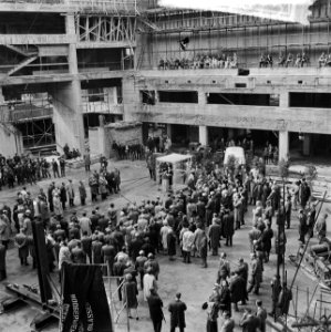 Hoogste punt Rotterdamse concertgebouw, officiele plaatsing eerste kapstaart en , Bestanddeelnr 916-4075