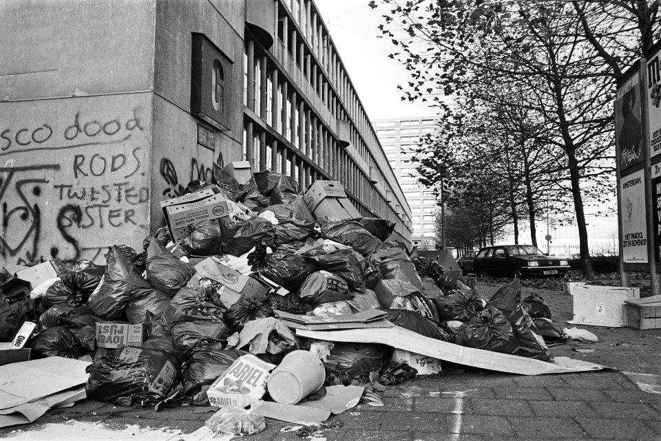Hoog opgestapelde vuilniszakken in Amsterdam-Noord door de staking van ambtenare, Bestanddeelnr 932-7716