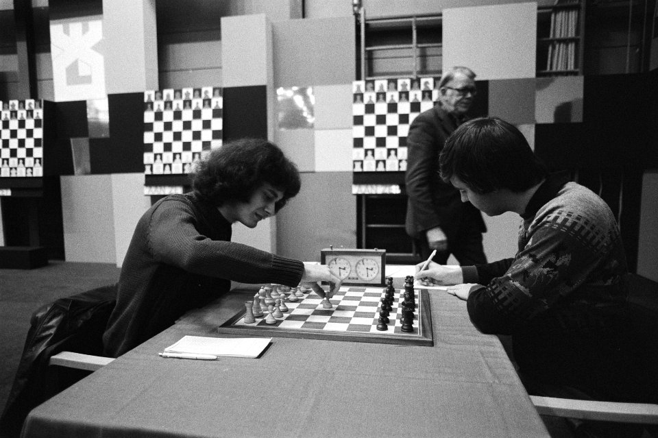 Hoogovens Schaaktoernooi, voorlaatste ronde. 6a Timman (r.) en Nunn (l.) in gesp, Bestanddeelnr 931-9422