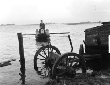 Hoog water in Friesland melkboer per vlot te Hempens, Bestanddeelnr 904-3952