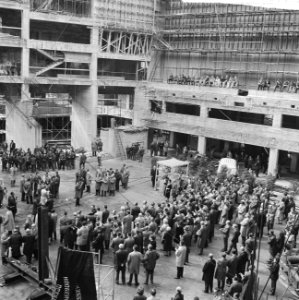 Hoogste punt Rotterdamse concertgebouw, overzicht plechtigheid, Bestanddeelnr 916-4079