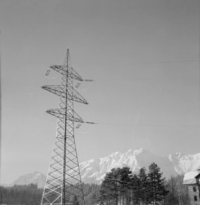 Hoogspanningsmast met op de achtergrond het Karwendel-gebergte, Bestanddeelnr 254-4293