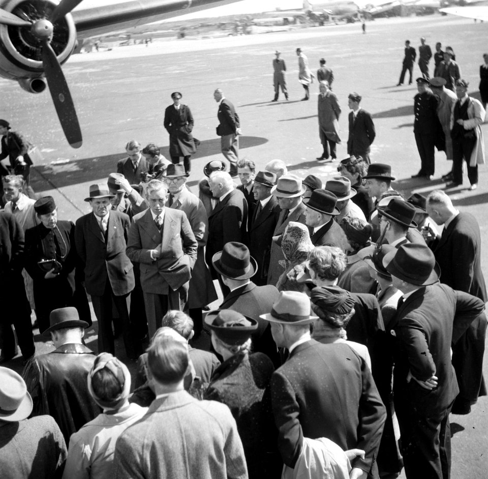 Hoogwaardigheidsbekleders en genodigden bij de doop van de Douglas DC 4 Skymaste, Bestanddeelnr 254-2303