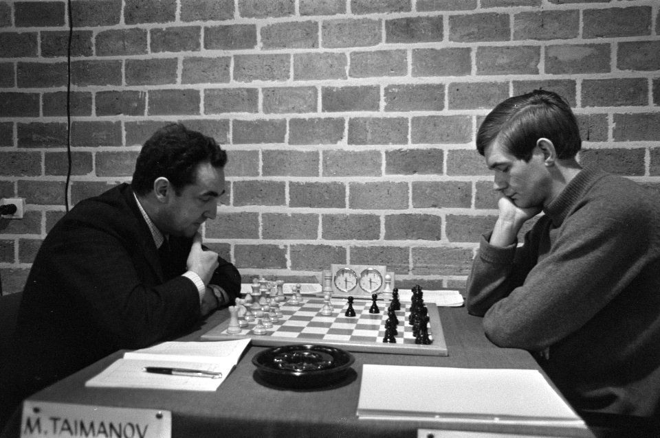 Hoogovens Schaaktoernooi. Links Tainanov, rechts Kuypers, Bestanddeelnr 923-1798