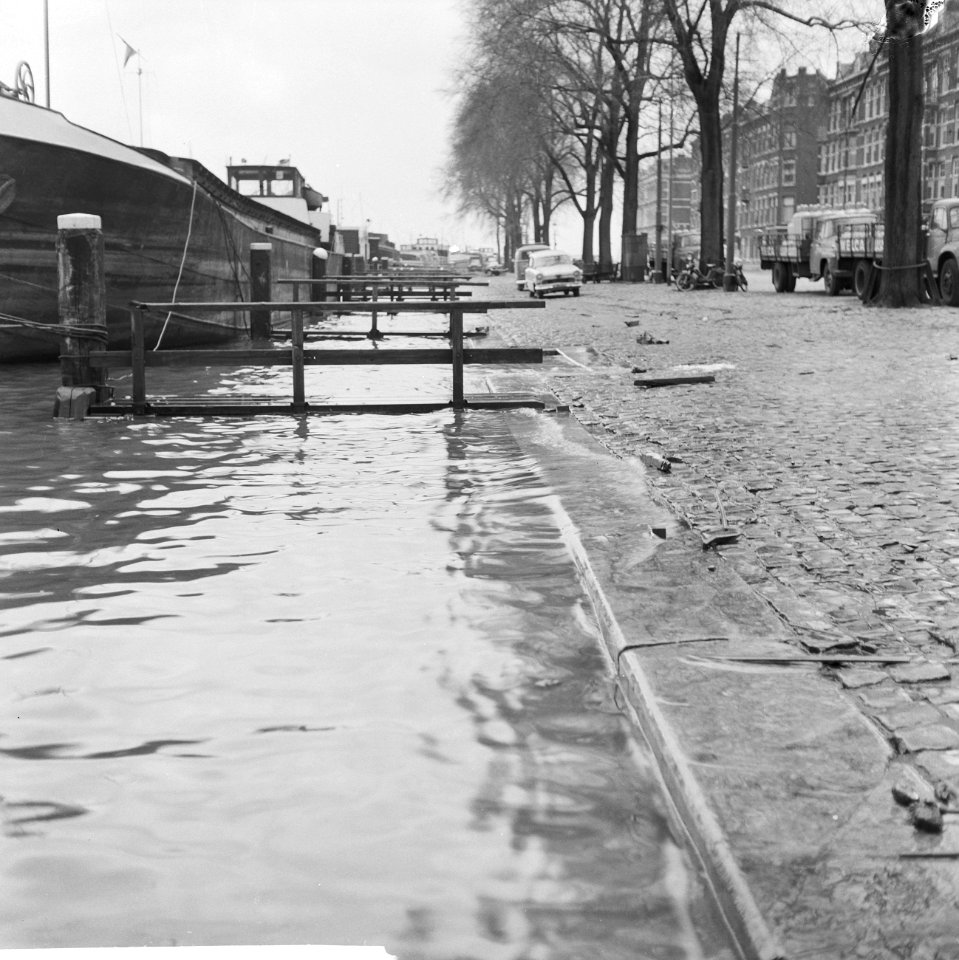 Hoogwater in Rotterdam de Prins Hendrikkade met aangemeerde binnenschepen terwi, Bestanddeelnr 918-5180