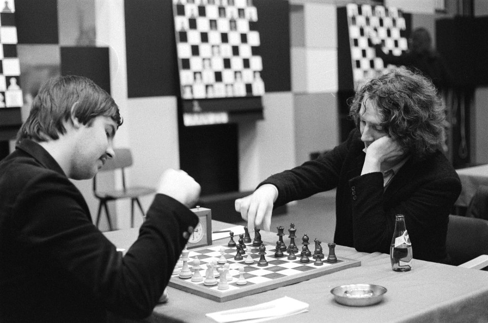 Hoogovens Schaaktoernooi in Wijk aan Zee . John Timman (r.) Van der Wiel, Bestanddeelnr 931-9357