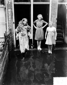 Hoogwater te Amsterdam. Ondergelopen straten. Kinderen klimmen in lantaarnpaal, Bestanddeelnr 934-5355