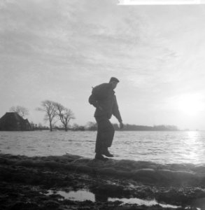 Hoogwater in Friesland soldaat met zandzak op de schouder, Bestanddeelnr 918-5796