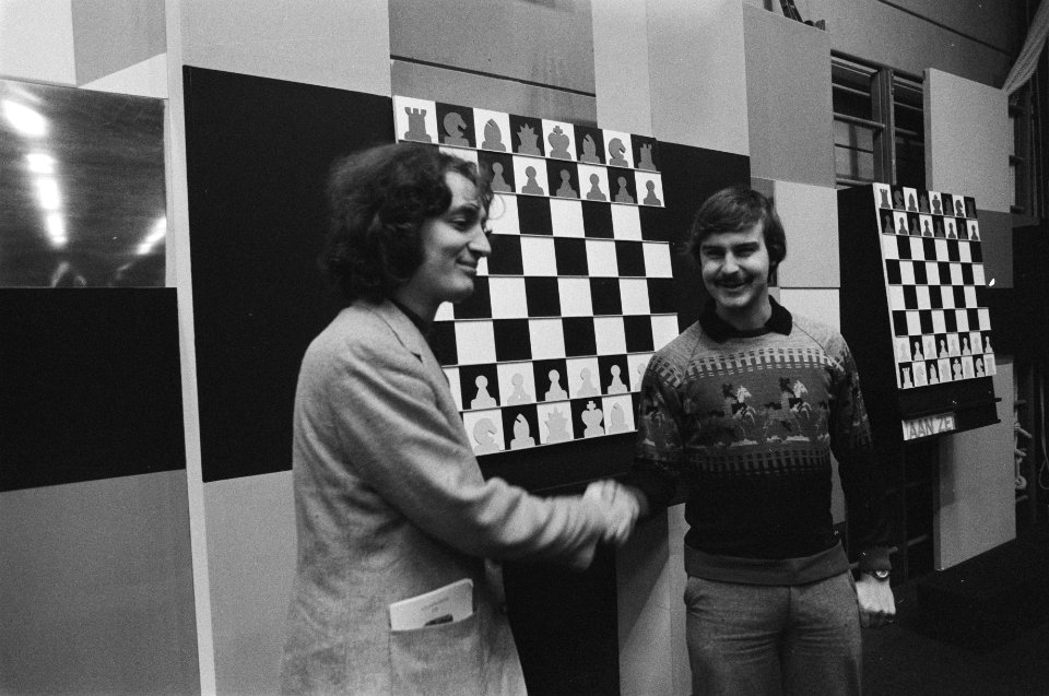 Hoogovens Schaaktoernooi, voorlaatste ronde. Timman (l.) schudt Van der Wiel de , Bestanddeelnr 931-9421