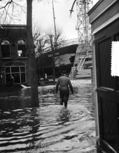 Hoog water Slikkerveer. Scheepswerf van De Groot & van Vliet, Bestanddeelnr 906-9152