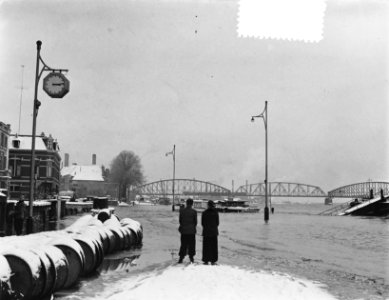 Hoog water Waal Nijmegen kaden onder water, Bestanddeelnr 906-9474