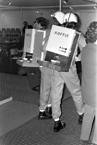 Horecava 4 tot en met 7 januari in RAI Amsterdam, twee mannen lopen in astronau, Bestanddeelnr 925-2817