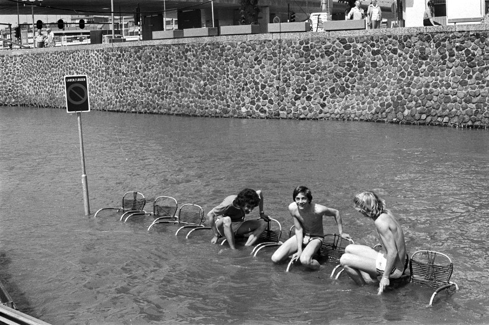 Hoog water in de Rijn kinderen in stoeltjes in het water (Arnhem), Bestanddeelnr 929-7475