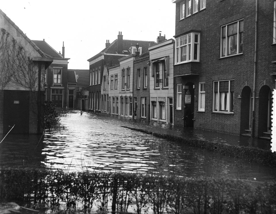 Hoog water in Dordrecht, straten onder water. 't Hoogt Twintighuizen, Bestanddeelnr 906-9156