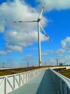 Horizontweg und Windgenerator auf Energieberg IBA in Georgswerder