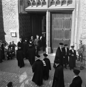 Hoogleraren en gasten bij de ingang van de Pieterskerk, Bestanddeelnr 900-7933
