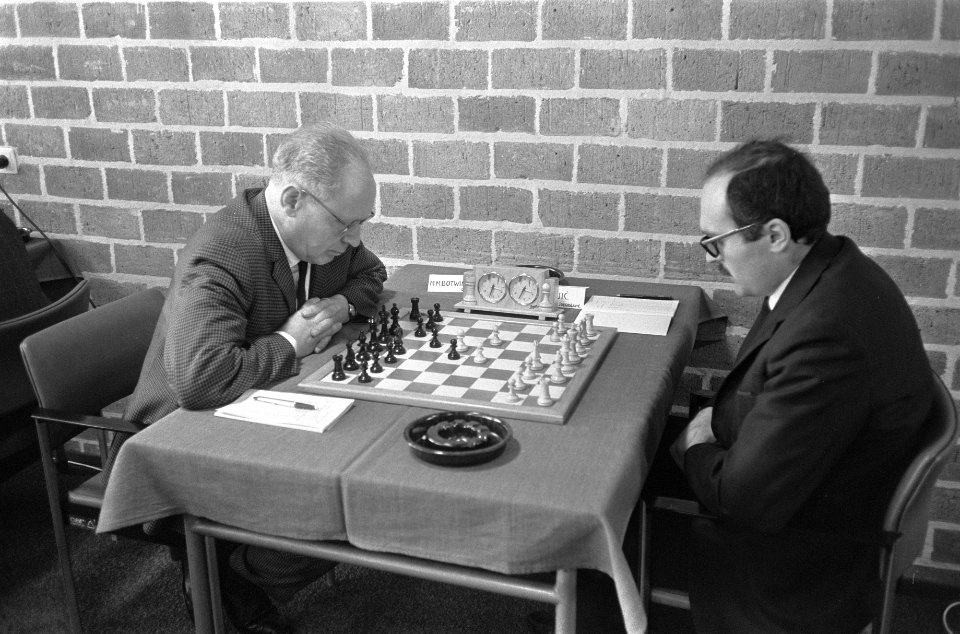 Hoogoven Schaaktoernooi Botwinnik (links) nr. 20 en 2, Bestanddeelnr 922-0146