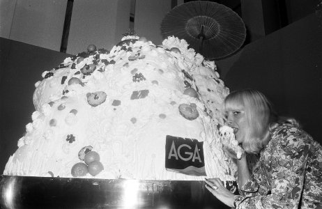 Horecava 1976 in Amsterdamse RAI meisje eet uit reuzen coup ijs, Bestanddeelnr 928-3454