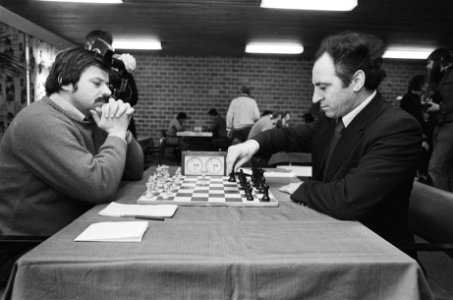 Hoogovens schaaktoernooi, 1e ronde Hort (l) tegen Polugajevsky, Bestanddeelnr 930-0811