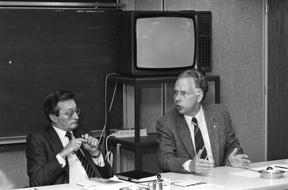Hoofd NOS-televisie Ed van Westerloo tijdens persconferentie in Hilversum over p, Bestanddeelnr 933-7651