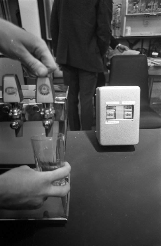 Horecava in RAI teller bij tapkast, Bestanddeelnr 921-9935