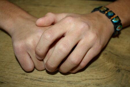 Bracelet finger one above the other
