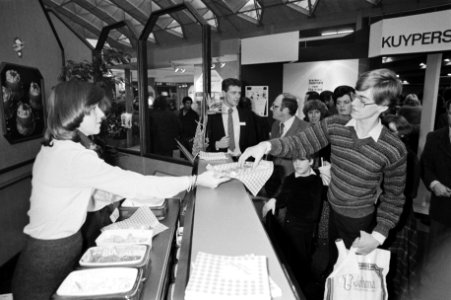 Horecava door Staatssecretaris Hazekamp geopend, op de beurs staan wee verschill, Bestanddeelnr 931-2535