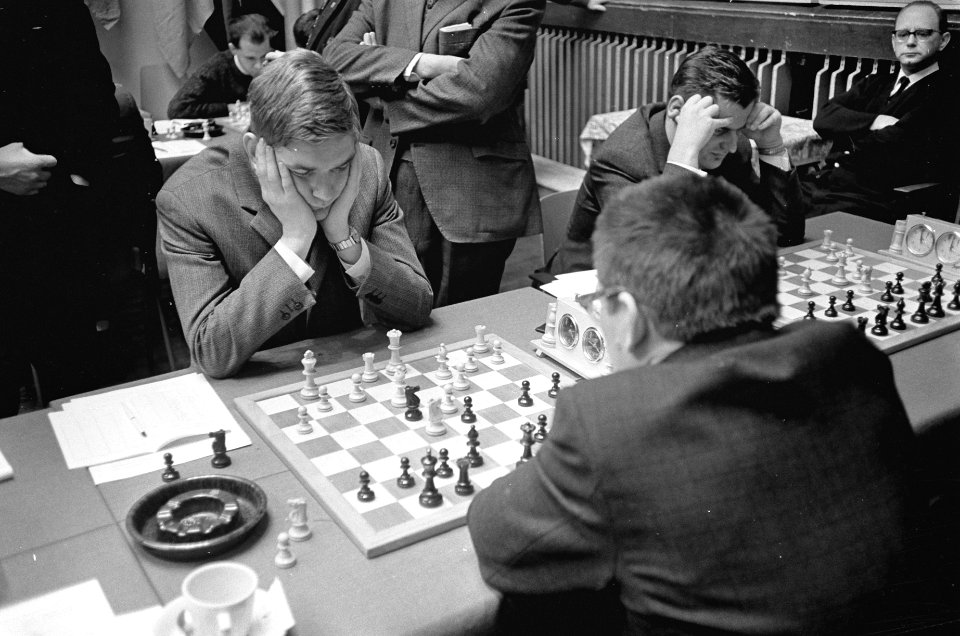 Hoogoven Schaaktoernooi, ir. Kuypers (links) tegen de Rus Loutikov, Bestanddeelnr 919-9828