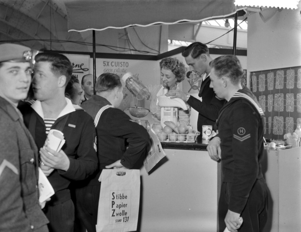Horecavakbeurs in het RAIgebouw te Amsterdam Marinekoks tonen belangstelling voo, Bestanddeelnr 910-0894