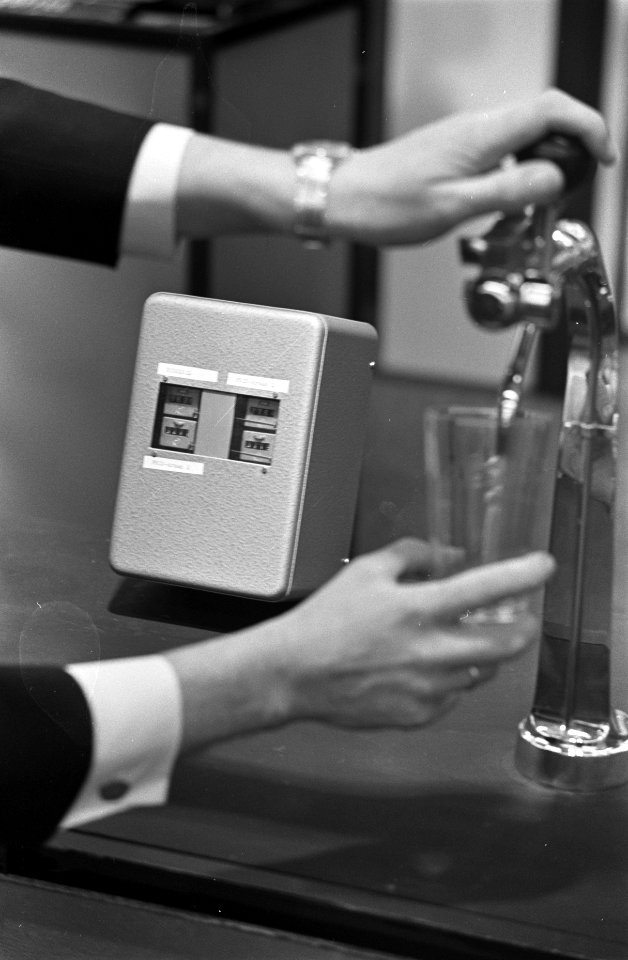 Horecava in RAI teller bij tapkast, Bestanddeelnr 921-9934