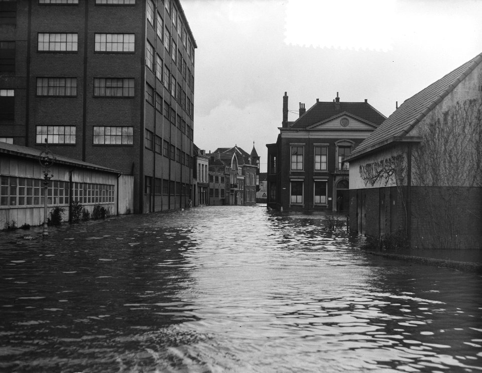 Hoog water in Dordrecht, straten onder water. 't Hoogt Twintighuizen, links de, Bestanddeelnr 906-9154