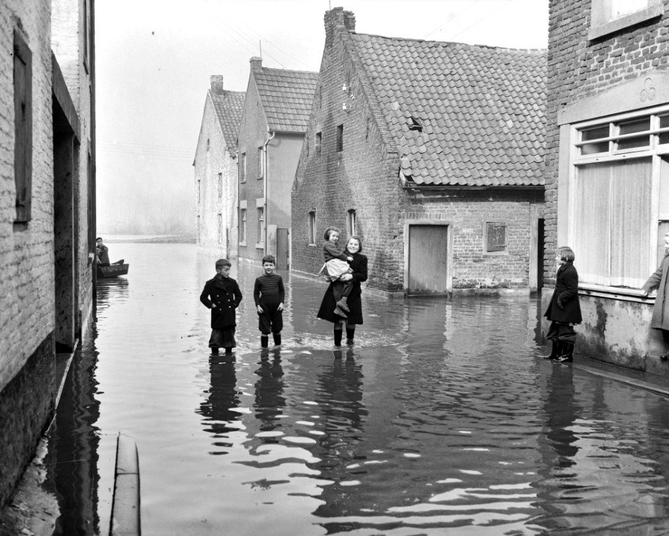 Hoog water in Limburg in diverse dorpen (Urmond), Bestanddeelnr 904-9675