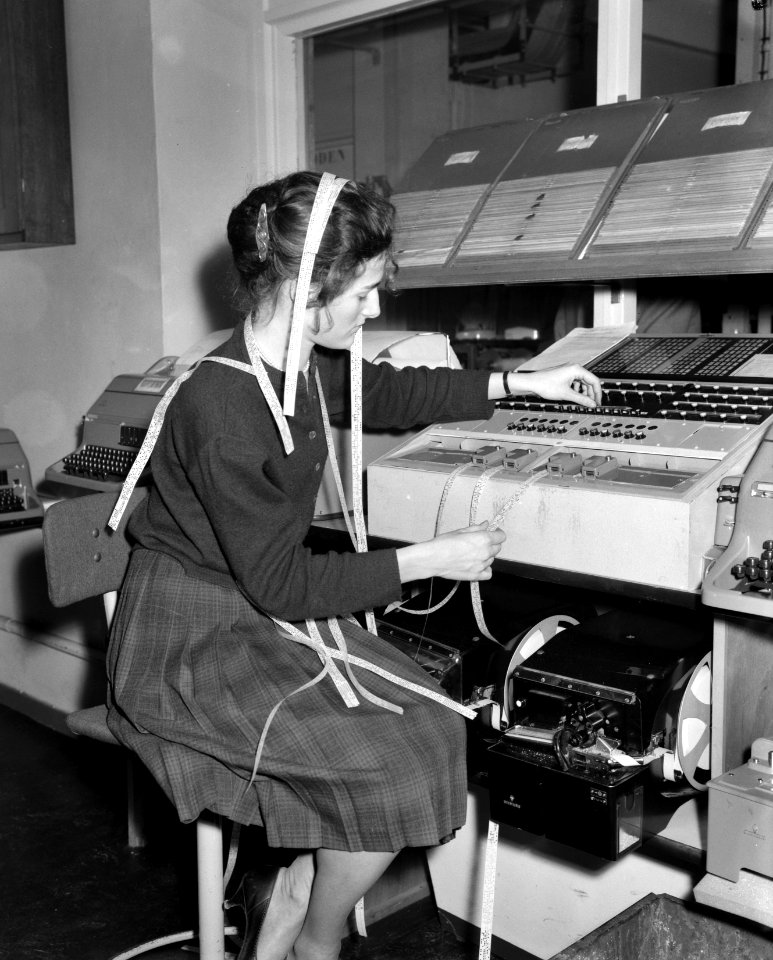 Ingebruikstelling nieuw automatische telegraafrelay op Schiphol Meisje bedient , Bestanddeelnr 913-2817