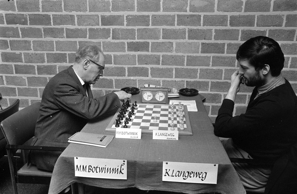 Hoogoven Schaaktoernooi Botwinnik (links) en Langeweg, Bestanddeelnr 922-0354