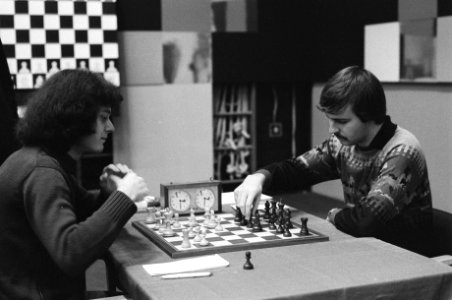 Hoogovens Schaaktoernooi, voorlaatste ronde. Van der Wiel aan zet tegen Nunn (l., Bestanddeelnr 931-9420