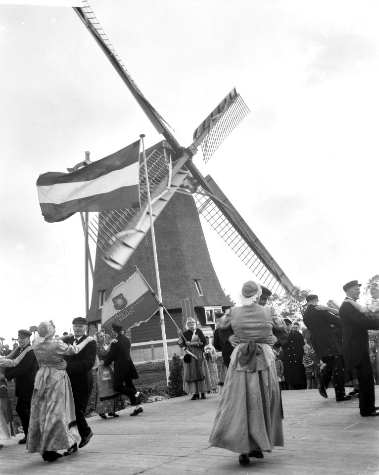 Ingebruikstelling Riekermolen. Schager boeren dansen, Bestanddeelnr 913-0325