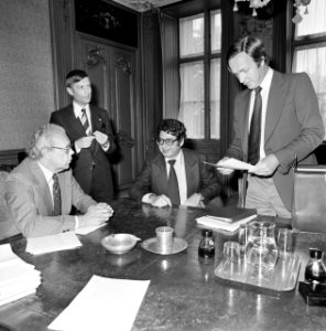 Informateur Albeda ontvangt Van Agt (CDA), Van Thijn (PvdA) en Terlouw (D66) (v., Bestanddeelnr 929-2811