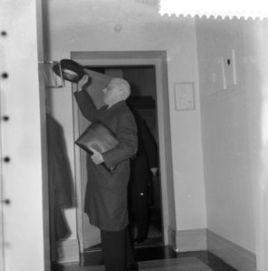 Informateur professor dr L J M Beel verlaat de kamer van Dr Kortenhorst, Bestanddeelnr 910-0390 photo