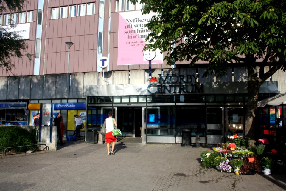 Ingång till Mörby centrum med tunnelbanan augusti 2016