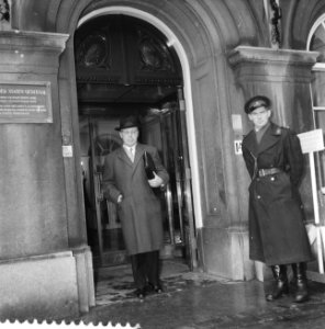 Informateur professor dr L J M Beel verlaat de kamer van Dr Kortenhorst, Bestanddeelnr 910-0388 photo