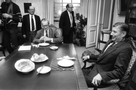 Informateur Scholten (l) met premier Van Agt, Bestanddeelnr 932-3528