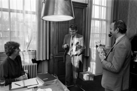 Informateur De Galan (PvdA) spreekt mevrouw Van Alphen-van der Zwam toe, Bestanddeelnr 931-7887