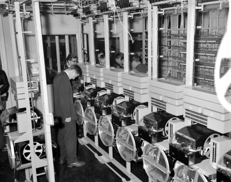 Ingebruikstelling nieuw automatische telegraafrelay op Schiphol, Bestanddeelnr 913-2816