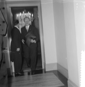 Informateur professor dr L J M Beel verlaat de kamer van Dr Kortenhorst, Bestanddeelnr 910-0387