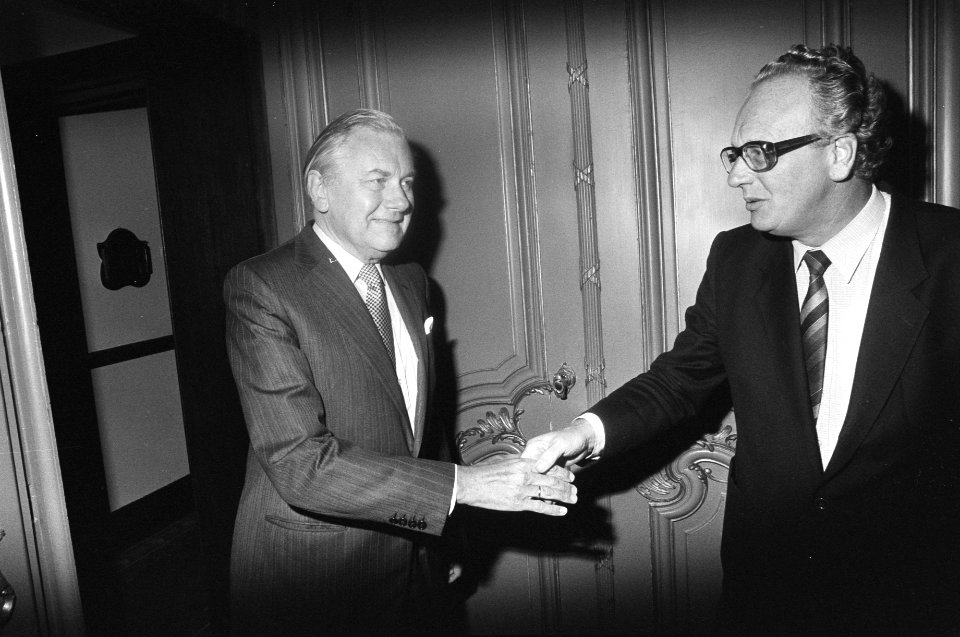 Informateur Van Kemenade (l) en mr. G. A. Wagner, Bestanddeelnr 932-3300